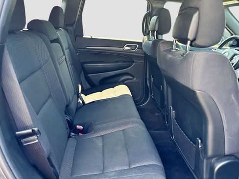 Used 2018 Jeep Grand Cherokee Laredo AWD/4WD image 27