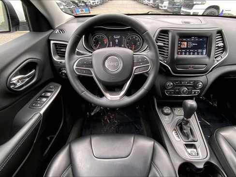 Used 2019 Jeep Cherokee Latitude Plus w/ Cold Weather Group AWD/4WD image 5