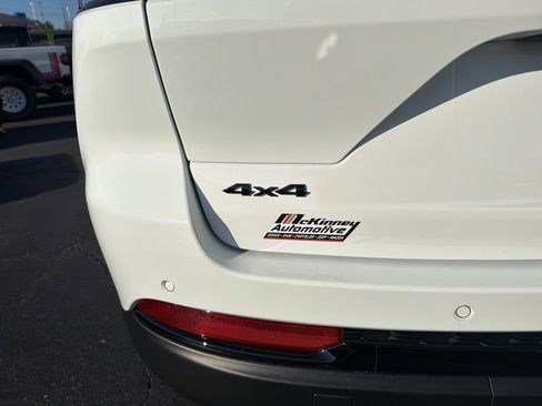 New 2025 Jeep Grand Cherokee Altitude image 9