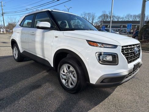 Certified 2025 Hyundai Venue SE image 4