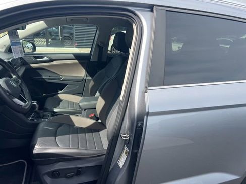 Used 2023 Volkswagen Taos SEL image 5