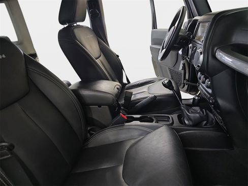 Used 2015 Jeep Wrangler Unlimited Rubicon image 12