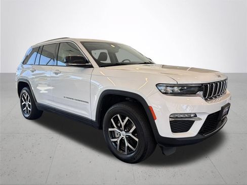 Used 2023 Jeep Grand Cherokee Limited w/ Trailer Tow Prep Group (B) AWD/4WD image 5