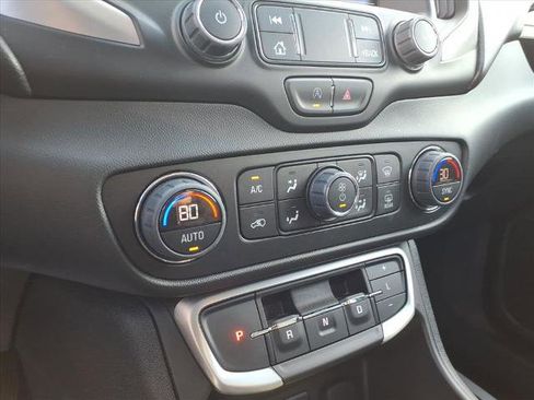 Used 2023 GMC Terrain SLT image 25