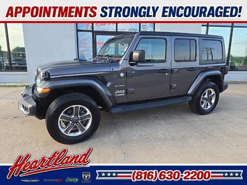 Used 2018 Jeep Wrangler Unlimited Sahara AWD/4WD image 4