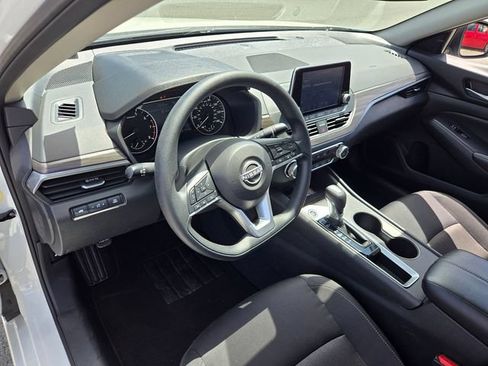 Used 2025 Nissan Altima 2.5 SV FWD image 9