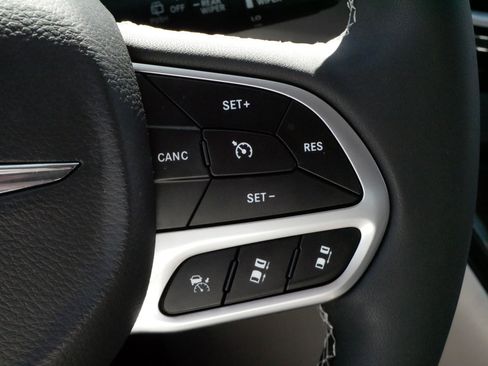 Used 2023 Chrysler Pacifica Touring-L image 24