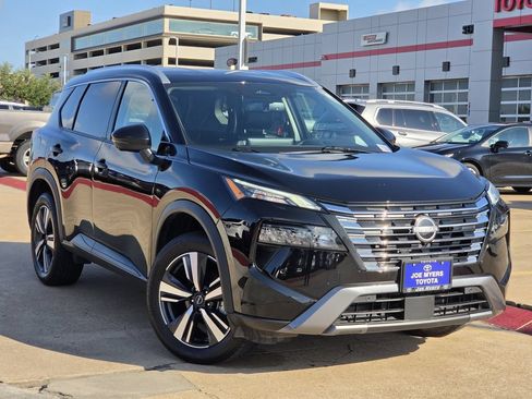 Used 2026 Nissan Rogue SL FWD image 2