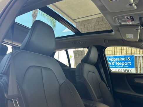Certified 2025 Volvo XC40 B5 Plus AWD/4WD image 19