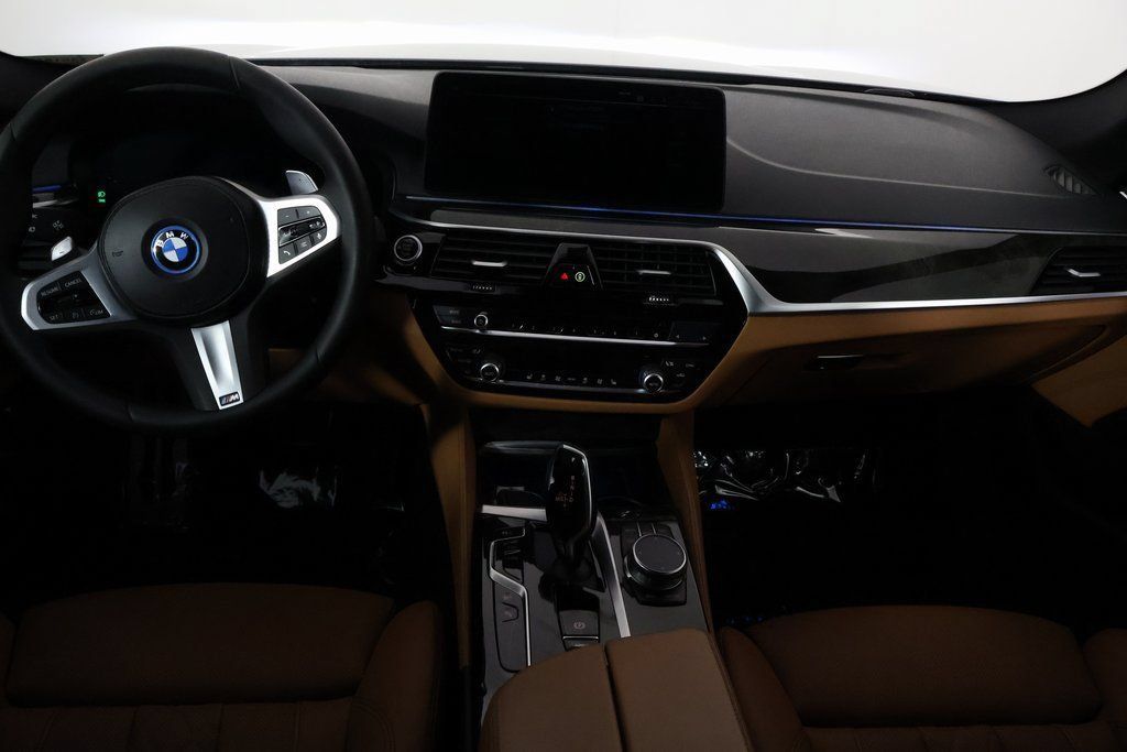 Used 2023 BMW 530e w/ M Sport Package RWD image 8
