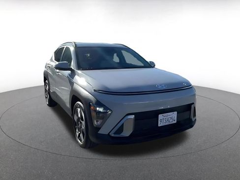 Used 2025 Hyundai Kona SEL image 3