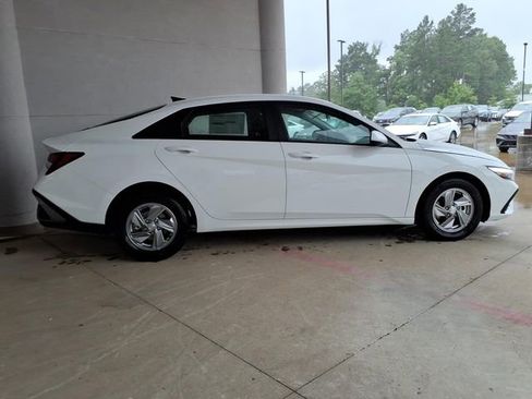 New 2026 Hyundai Elantra SE FWD image 2
