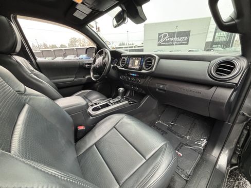 Used 2018 Toyota Tacoma TRD Sport image 11