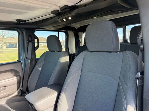 Used 2024 Jeep Gladiator Sport AWD/4WD image 18