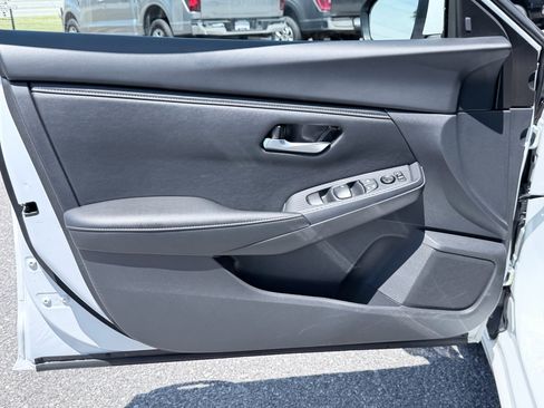 Used 2025 Nissan Sentra SV FWD image 30