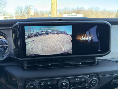 Certified 2025 Jeep Wrangler Sahara image 33