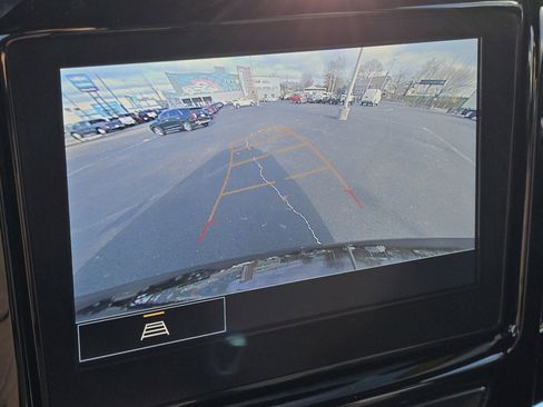 Used 2023 Chevrolet Traverse LT image 3