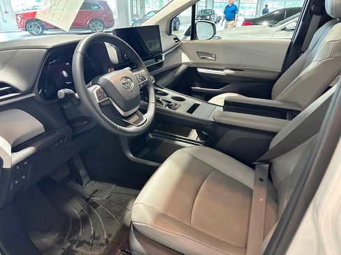Used 2025 Toyota Sienna XLE AWD/4WD image 7