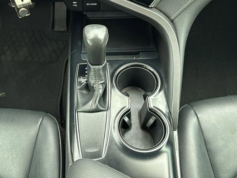 Used 2018 Toyota Camry SE image 32