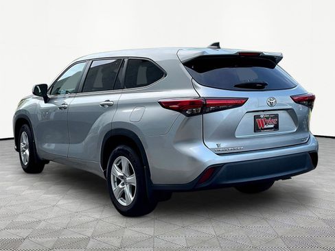 Used 2023 Toyota Highlander L AWD/4WD image 4