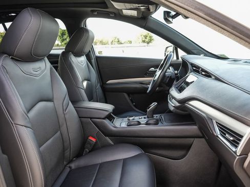 Used 2023 Cadillac XT4 Premium Luxury FWD image 16