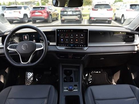 Used 2025 Volkswagen Tiguan SE w/ Panoramic Sunroof Package AWD/4WD image 7