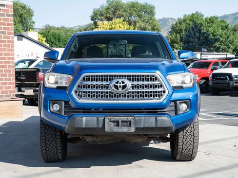 Used 2017 Toyota Tacoma TRD Off-Road w/ Tow Package (A/T) AWD/4WD image 2