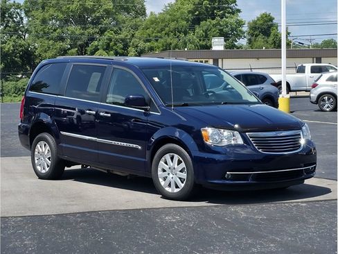 Used 2015 Chrysler Town & Country Touring w/ Driver Convenience Group FWD image 9