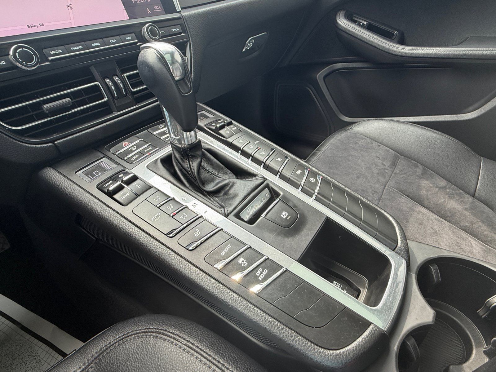 Used 2020 Porsche Macan AWD/4WD image 18