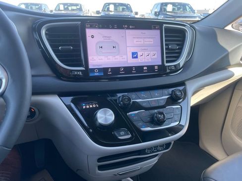 Used 2024 Chrysler Pacifica Touring-L FWD image 11