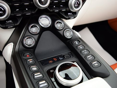 Used 2023 Aston Martin V8 Vantage Roadster RWD image 39
