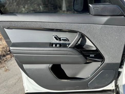 Used 2025 Land Rover Range Rover Sport SE image 9