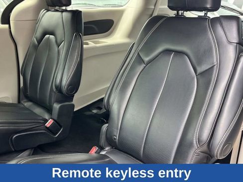 Used 2023 Chrysler Pacifica Touring-L FWD image 25