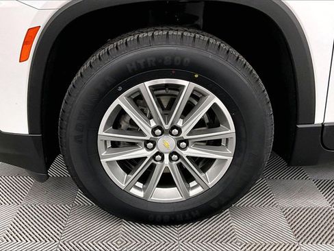 Used 2023 Chevrolet Traverse LT image 9
