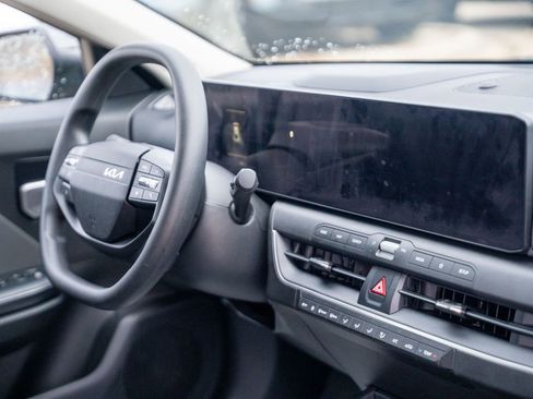 Used 2025 Kia K4 LXS image 11