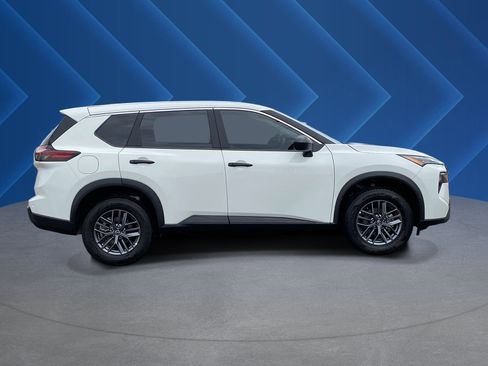Used 2025 Nissan Rogue S AWD/4WD image 2