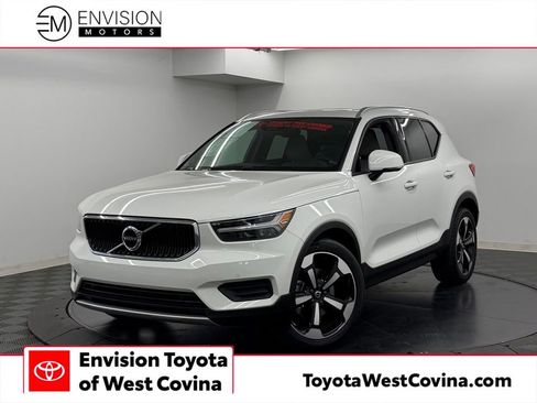 Used 2020 Volvo XC40 T5 Momentum w/ Protection Package Premier AWD/4WD image 1