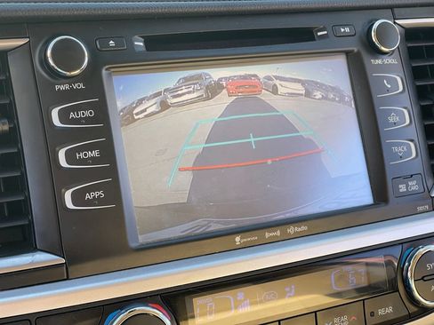 Used 2018 Toyota Highlander XLE w/ Carpet Mat Package (TMS) FWD image 10