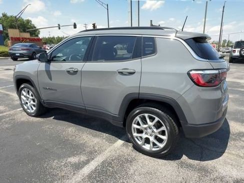 Used 2023 Jeep Compass Latitude w/ Sun and Sound Group AWD/4WD image 6