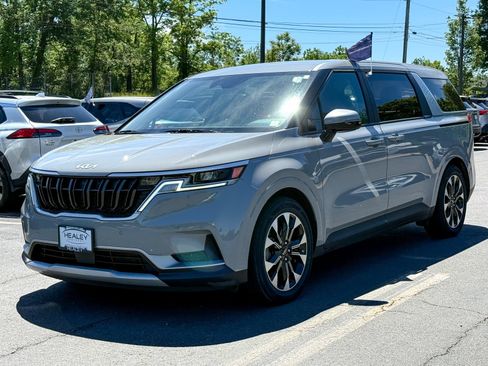 Used 2024 Kia Carnival EX FWD image 3