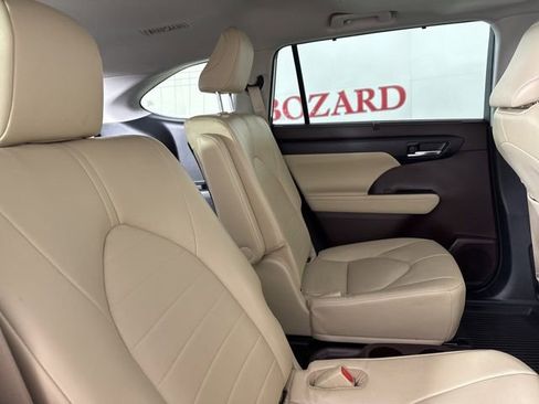 Used 2022 Toyota Highlander XLE image 18