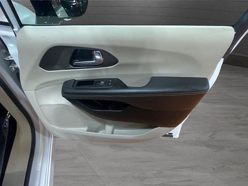 Used 2024 Chrysler Pacifica Touring-L image 17