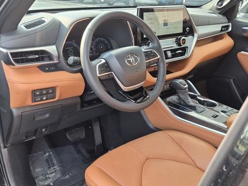 Used 2026 Toyota Highlander Platinum AWD/4WD image 4
