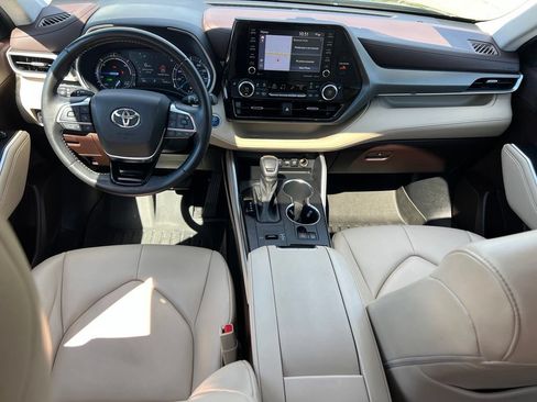Used 2021 Toyota Highlander XLE AWD/4WD image 20