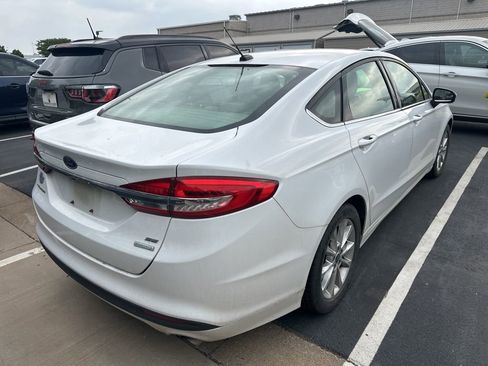 Used 2017 Ford Fusion SE FWD image 4