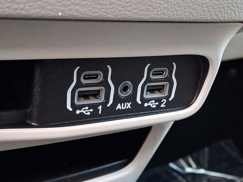 Used 2023 Chrysler Voyager LX image 24