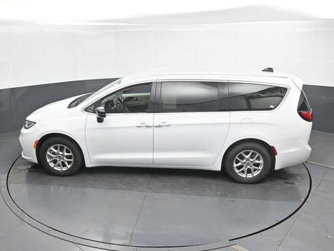 Used 2024 Chrysler Pacifica Touring-L FWD image 36