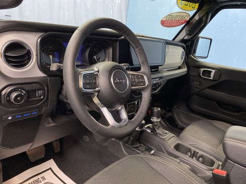 Certified 2025 Jeep Wrangler Sahara image 10