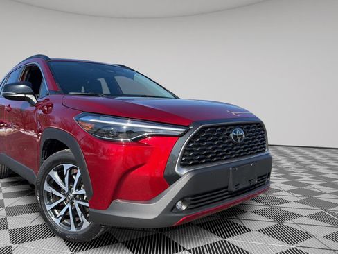 Used 2025 Toyota Corolla Cross XLE image 7