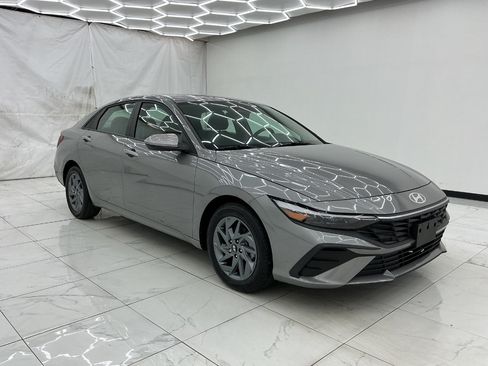 Used 2024 Hyundai Elantra Blue FWD image 7